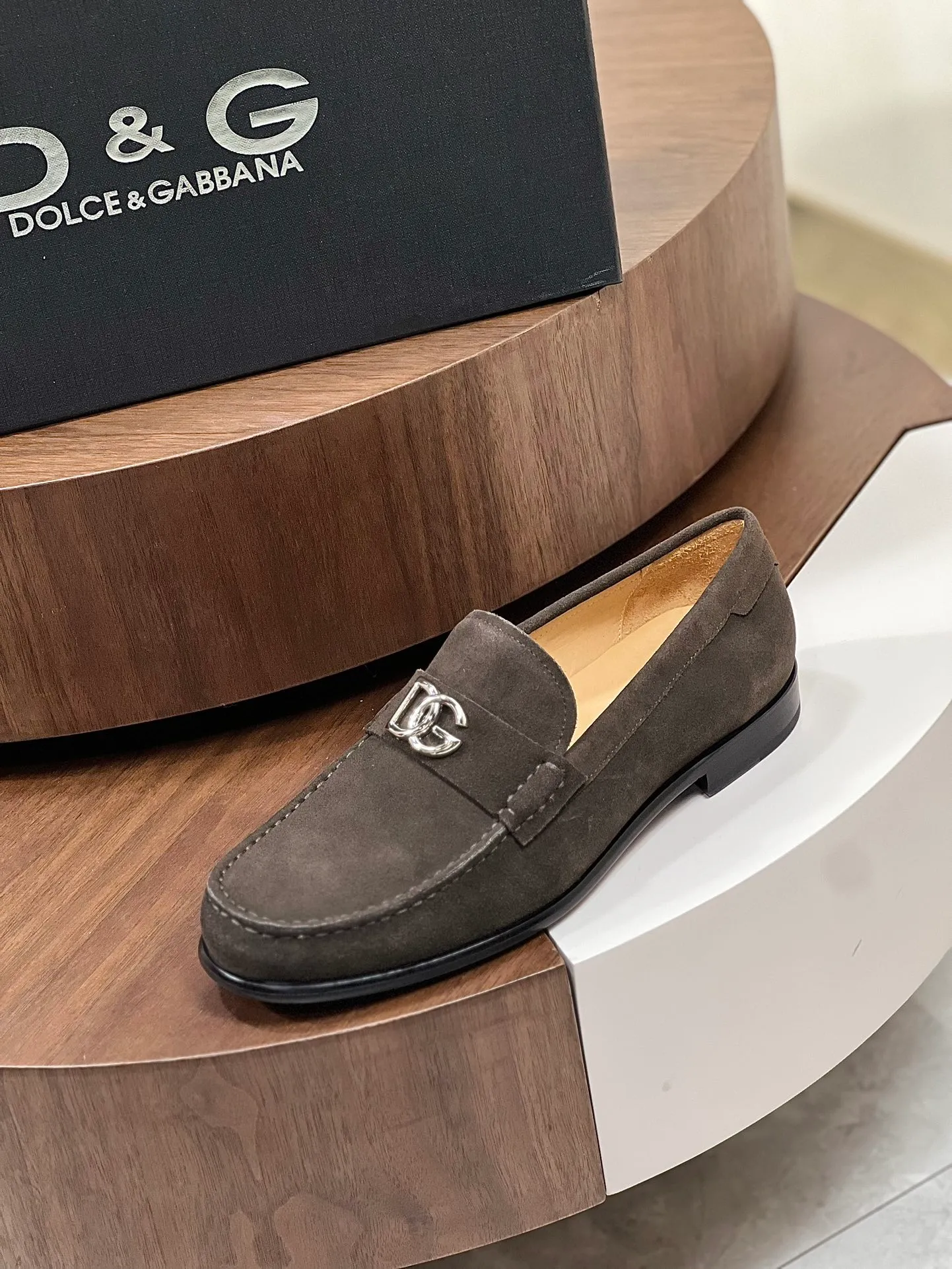 Factory price: 960💰••New product••Dolce&Gabb*_Dg high-end men's formal shoes and casual leather shoes. First-layer cowhide upper imported from Italy. You can see the leather texture at a glance. Breathable calfskin lining. High-end and luxurious leather outsole. Unique style. Finely crafted details! Size: 39-44 (38.45.46 customized)